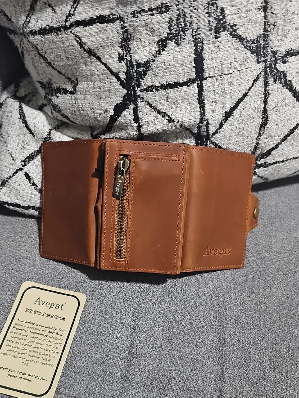 NWT Avegat Leather Wallet Metal Card Holder RFID Protection Tri-Fold Gift Box